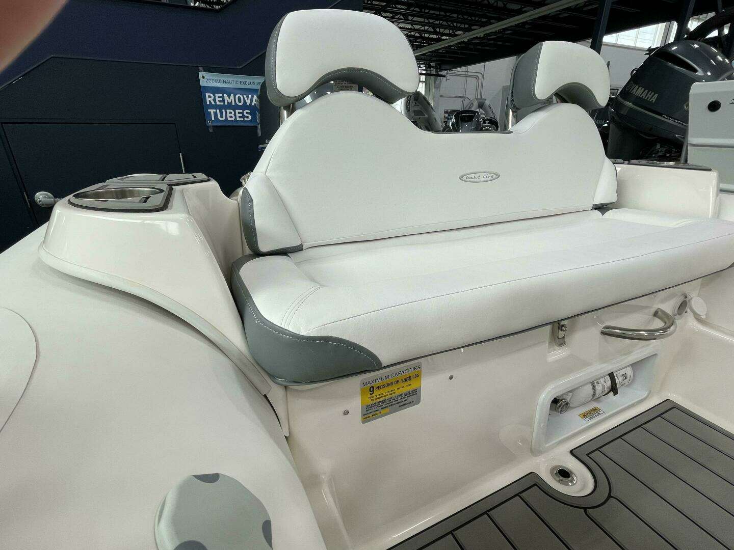 2025 Zodiac Yachtline 490 Deluxe NEO - Image 10