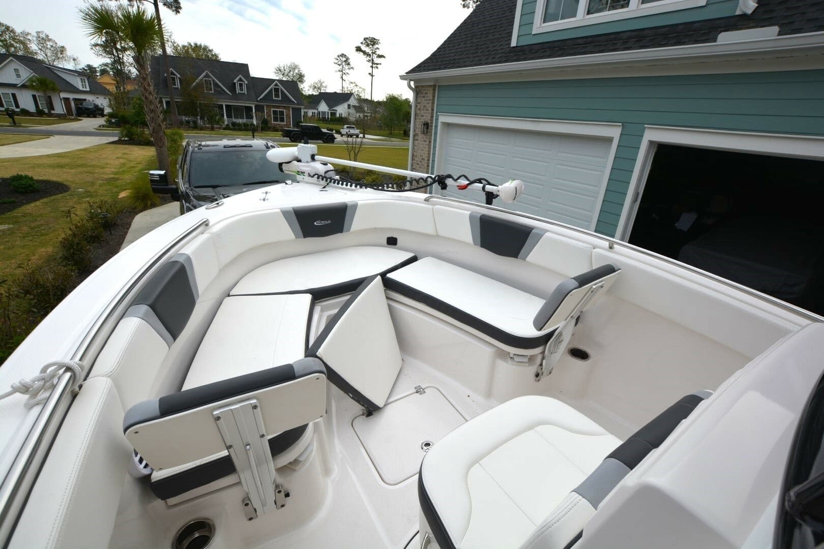 2023 Robalo R230 - Image 6