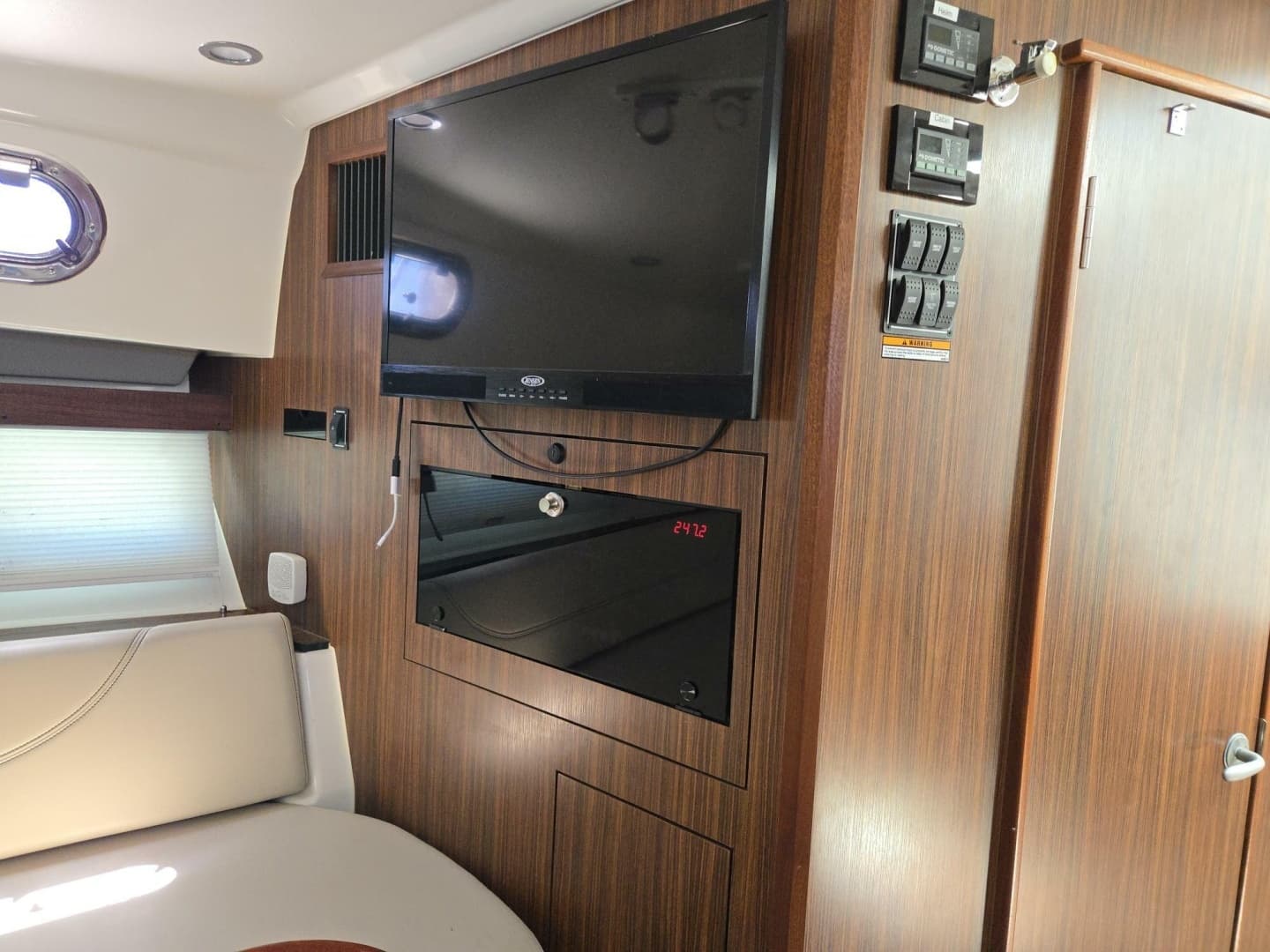 2019 Pursuit 355 Offshore - Image 28