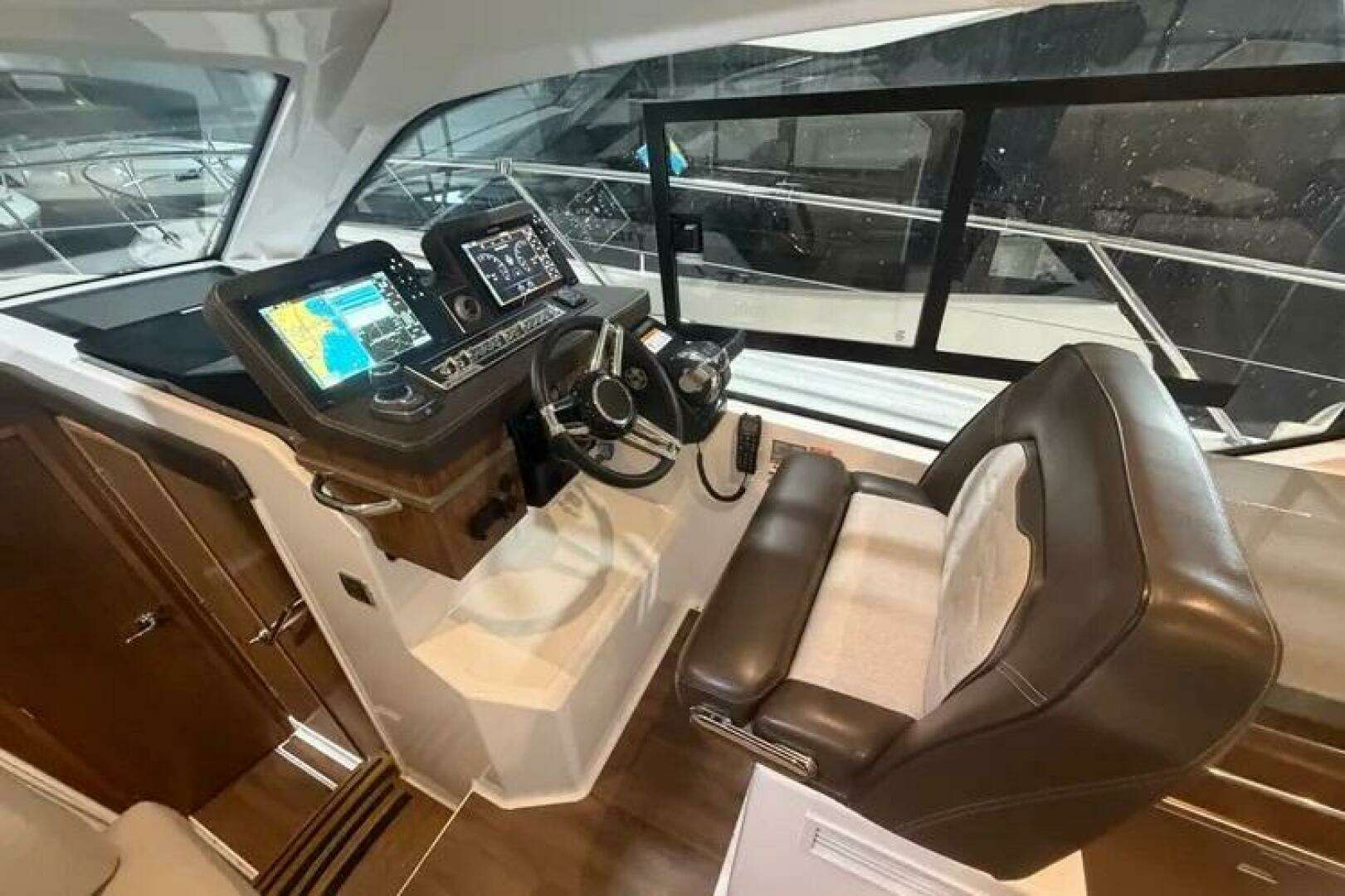 2022 Four Winns 355 Vista Coupe - Image 13