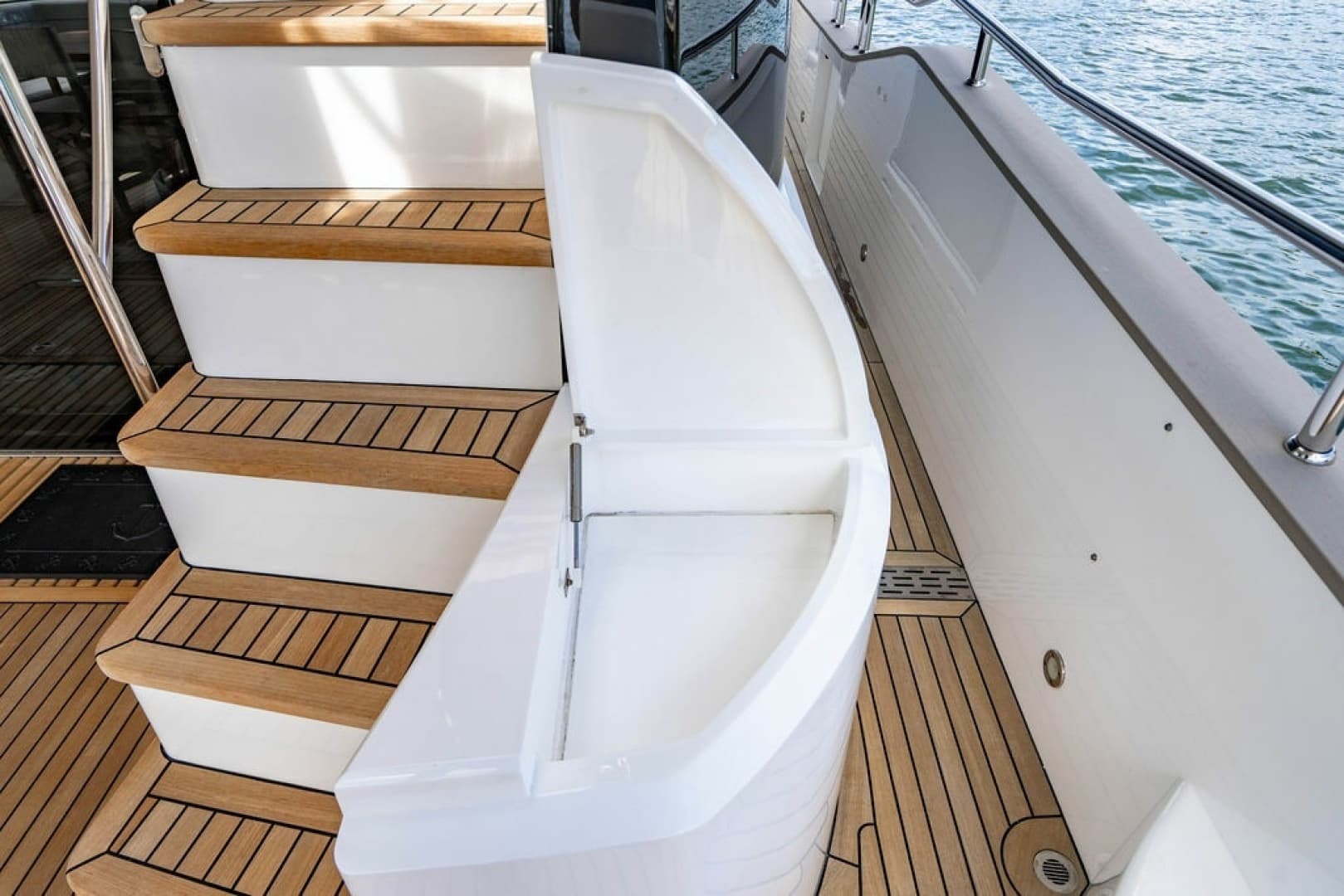 2019 Sunseeker 95 Motor Yacht - Image 18