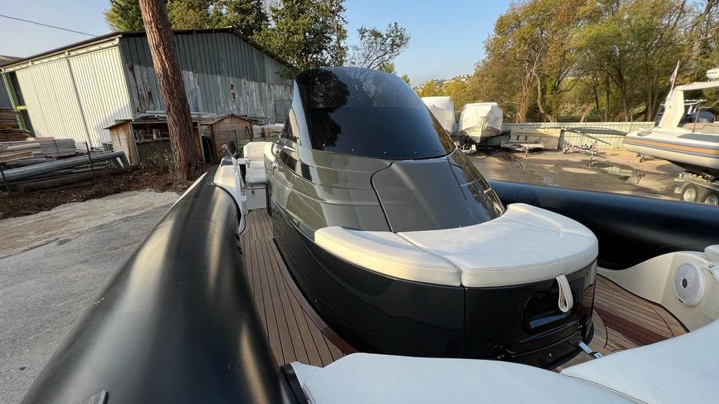 2021 Lomac Adrenalina 10.0 SD boat with sleek design, docked outdoors.
