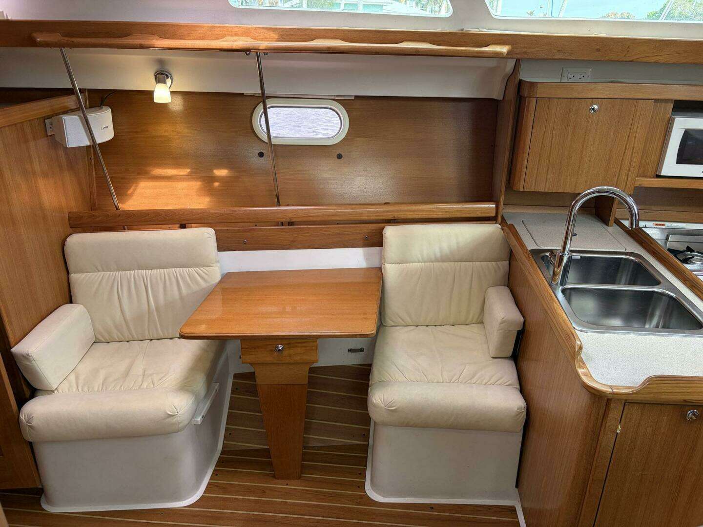 2004 Catalina 350 - Image 20
