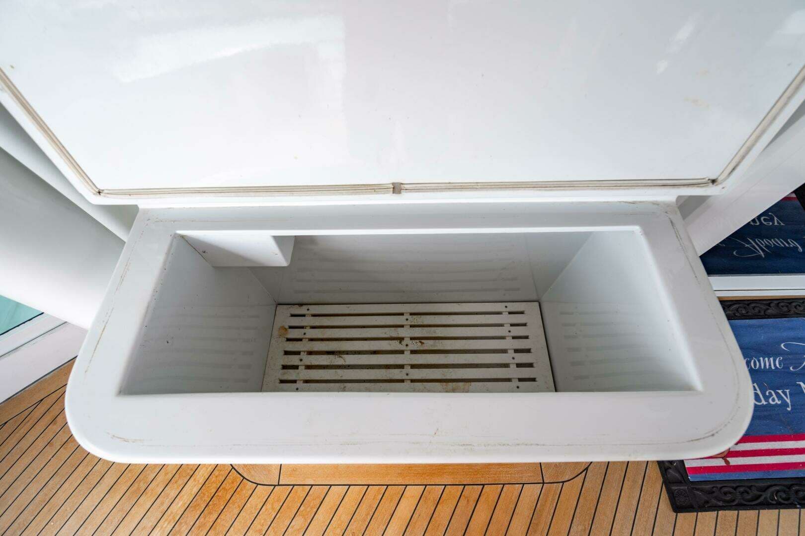 2001 Hatteras 100 Motor Yacht - Image 11