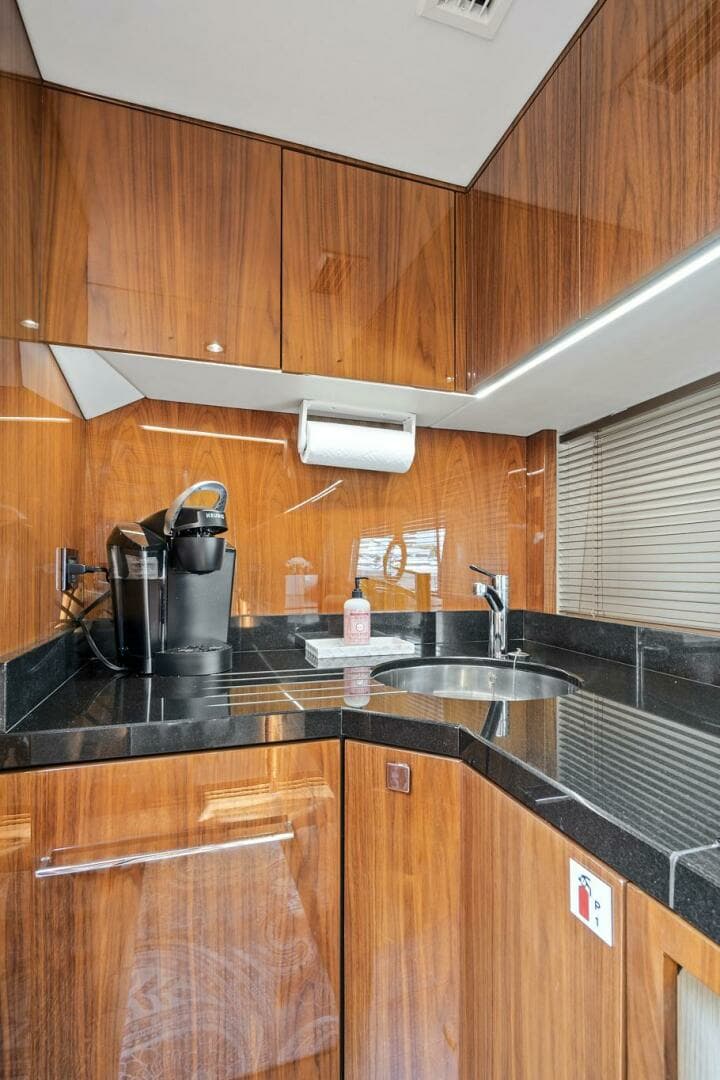 2017 Sunseeker 68 Sport Yacht - Image 44