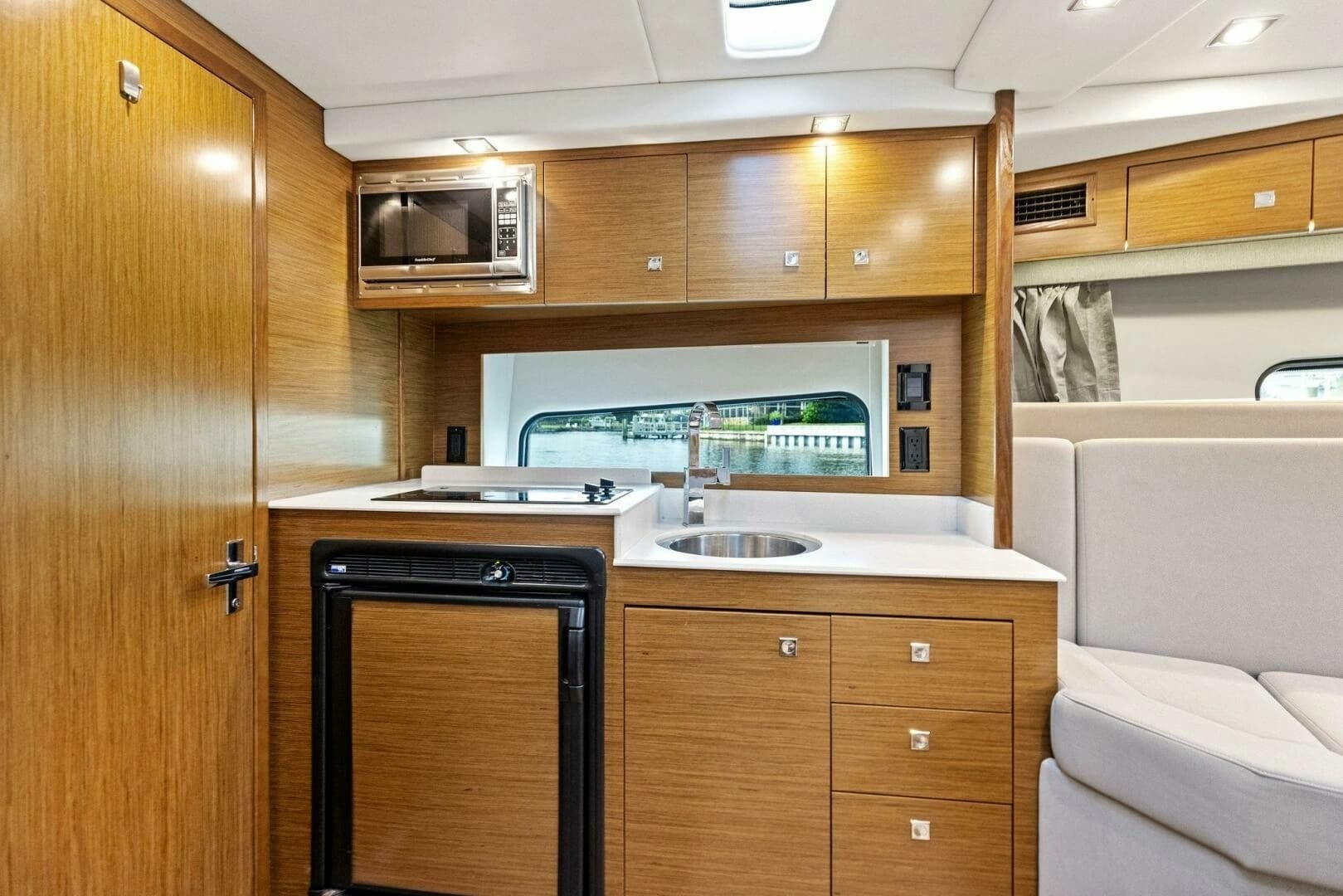 2015 Cruisers Yachts 390 Express Coupe - Image 25