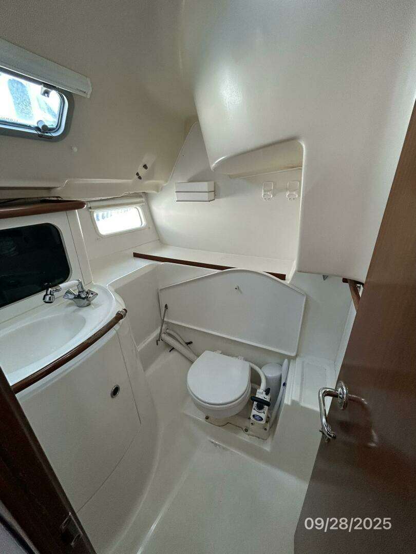 1998 Beneteau Oceanis 381 - Image 52