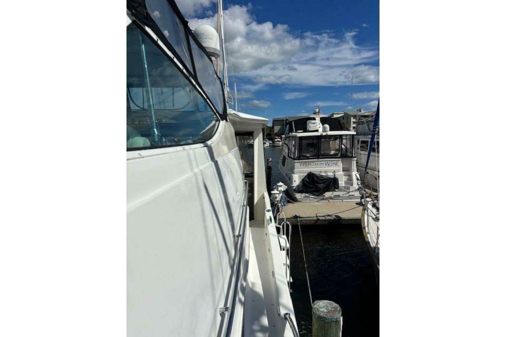 2004 Carver 466 Motor Yacht - Image 32
