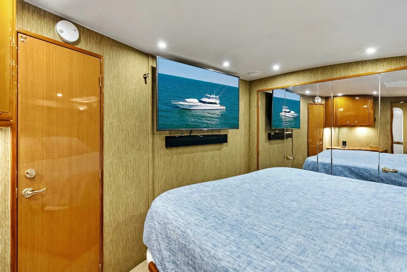 2002 Viking 65 Convertible - Image 30