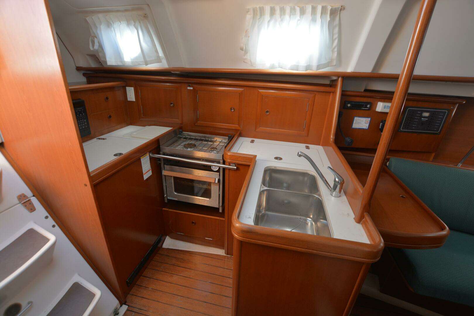 2002 Beneteau Oceanis 331 - Image 7