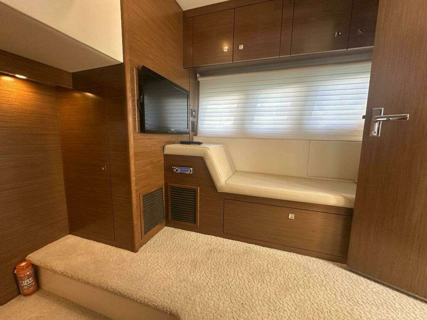 2015 Cruisers Yachts Cantius - Image 48