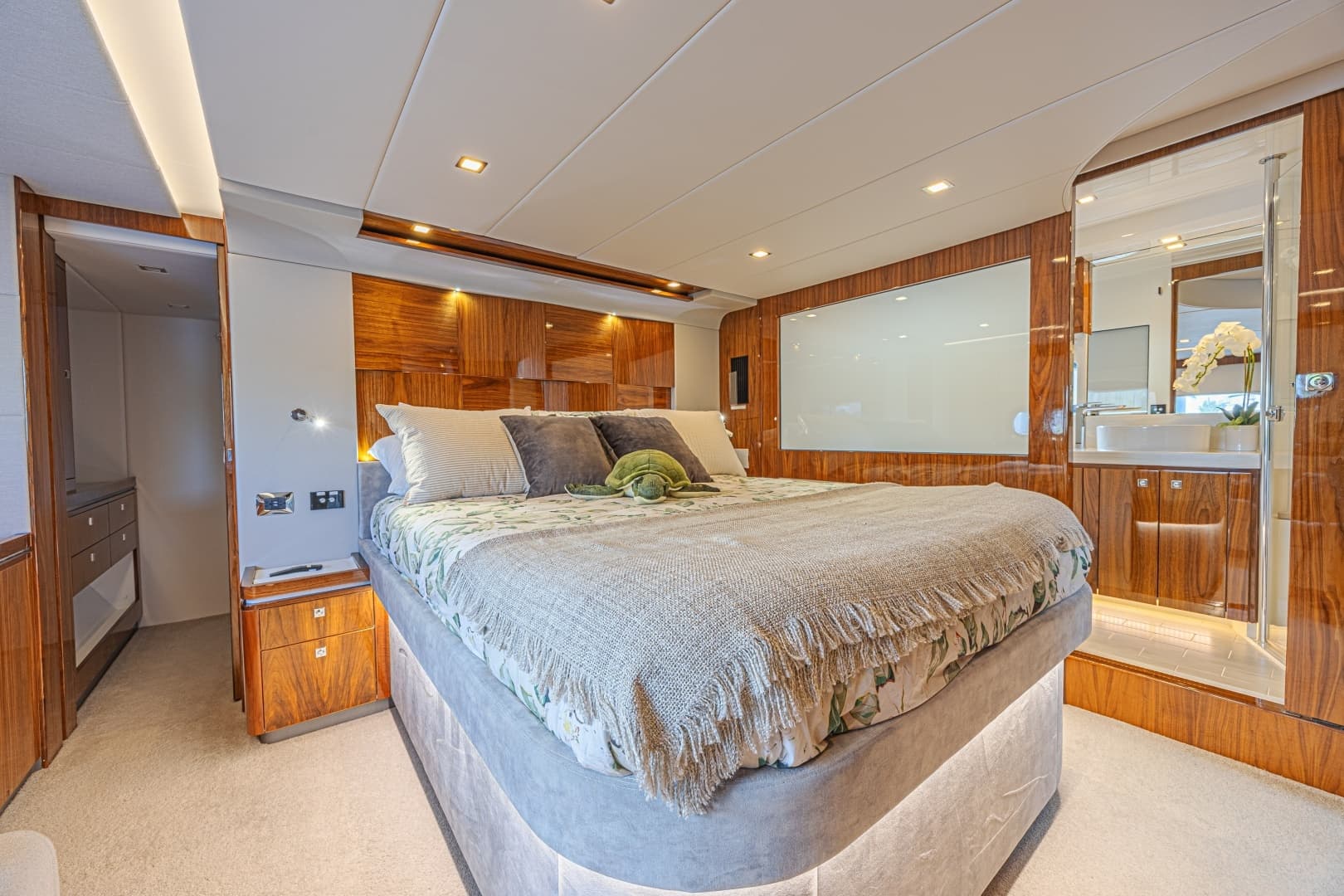 2021 Riviera 6000 Motor Yacht - Image 21