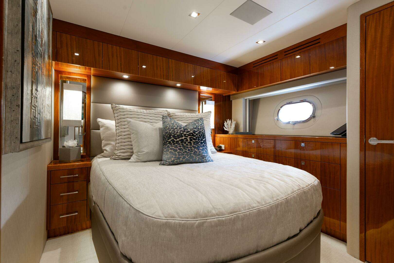2014 Hatteras 80 - Image 28