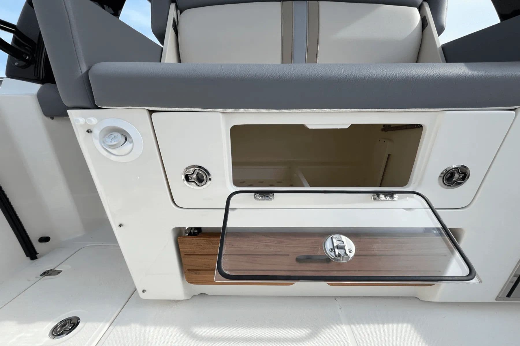 2025 Boston Whaler 350 Realm - 16