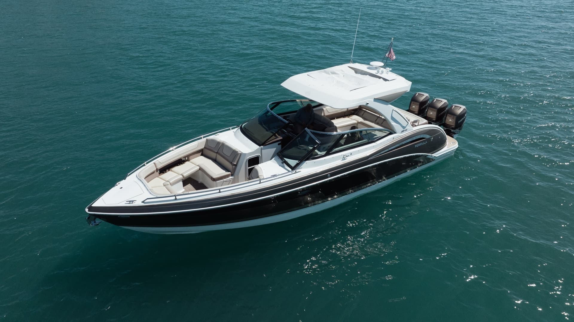 2018 Formula 350 Crossover Bowrider - Image 2