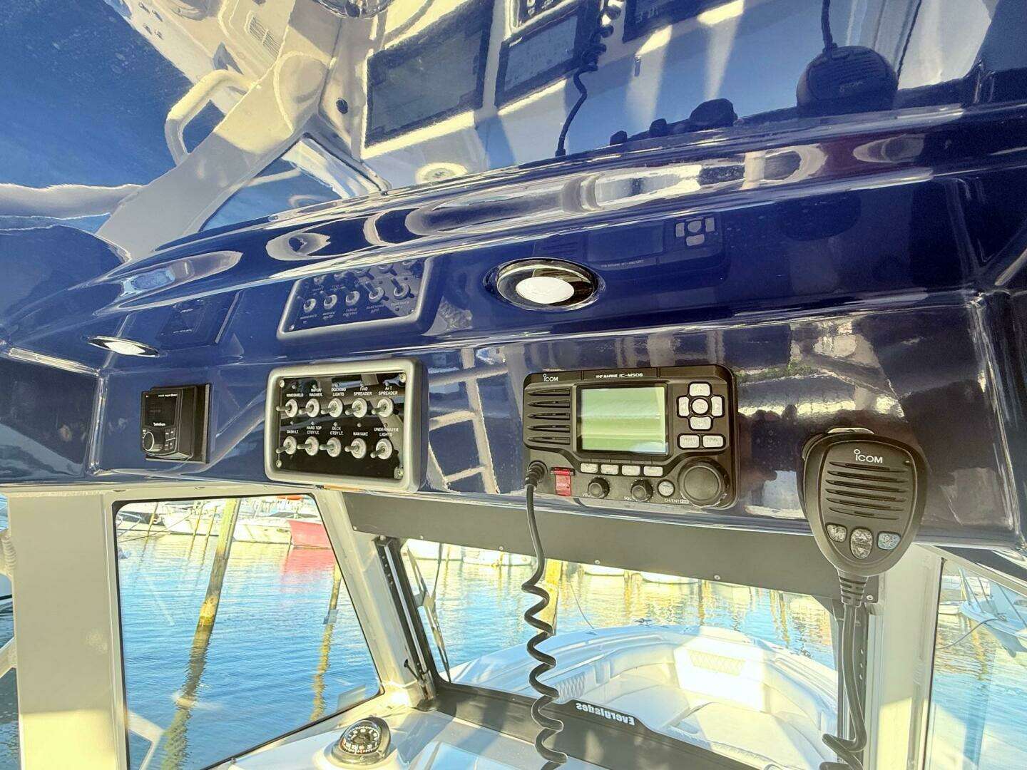 2014 Everglades 355 Center Console - Image 22