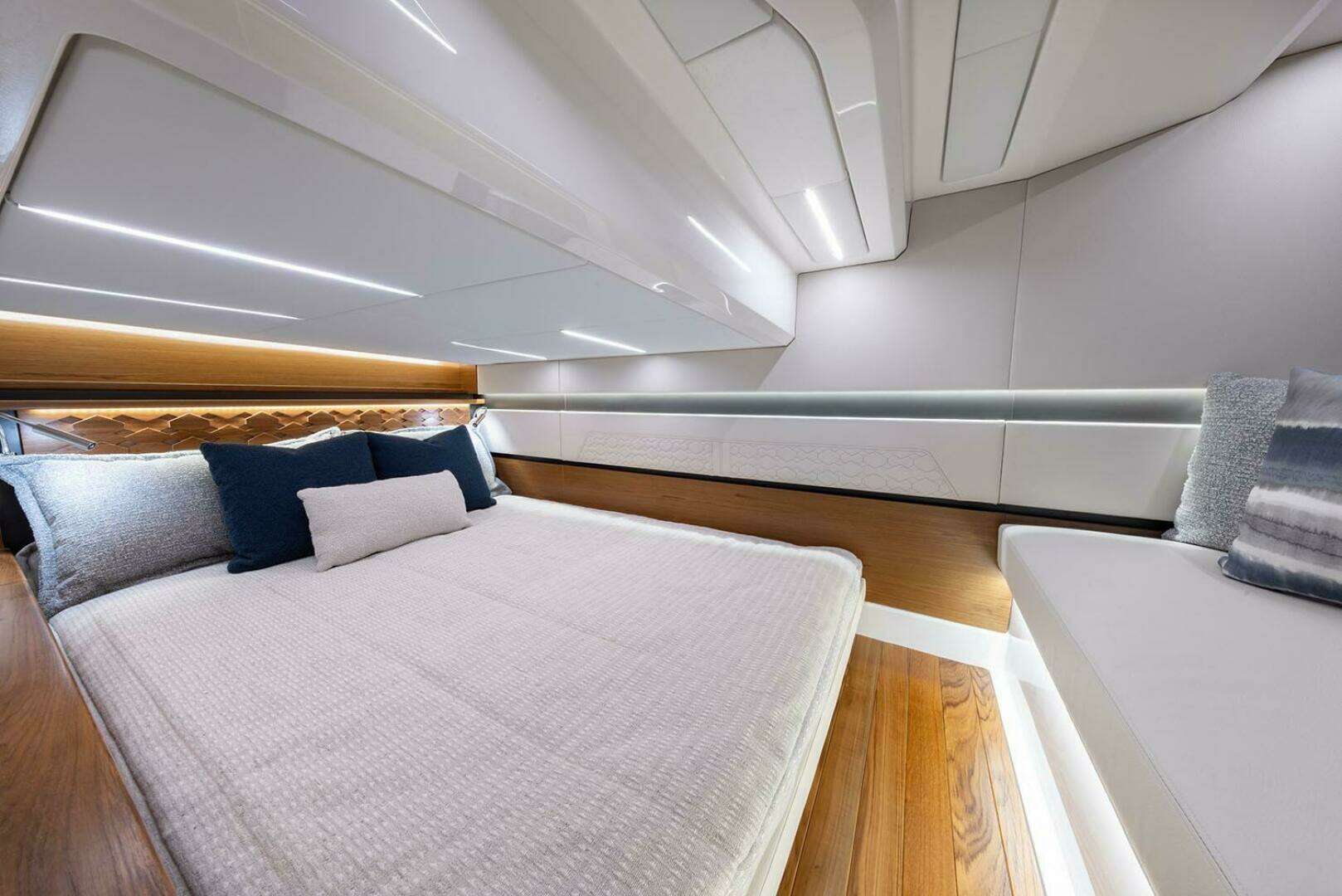 2026 Tiara Yachts 43 LE - Image 15