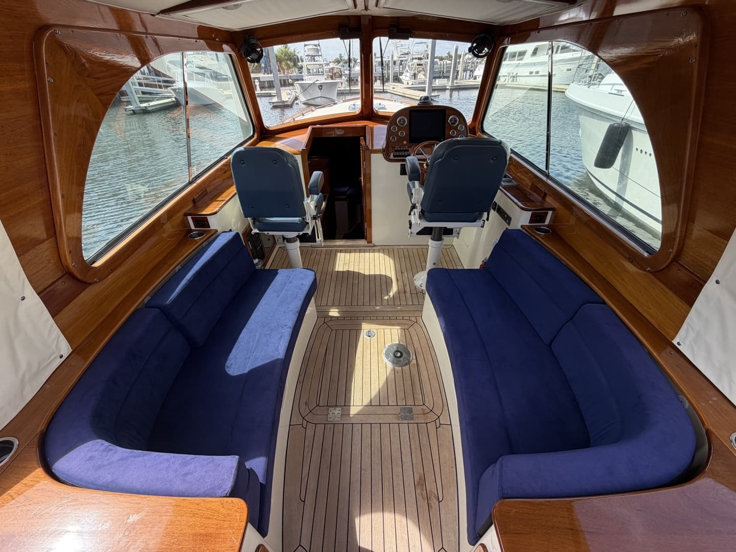 2009 Hinckley Picnic Boat 37 MKIII - Image 31