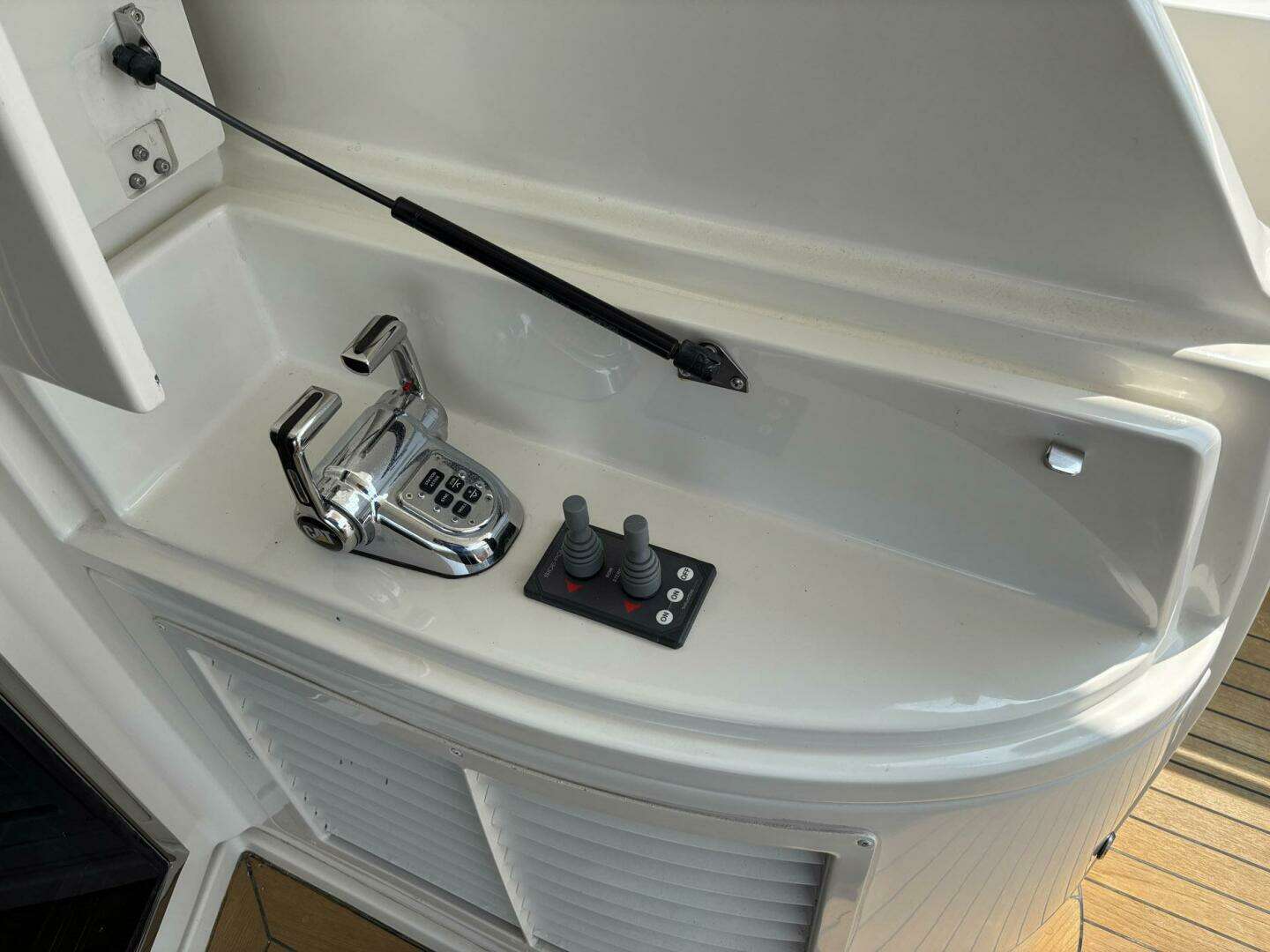 2006 Marquis 65 - Image 11