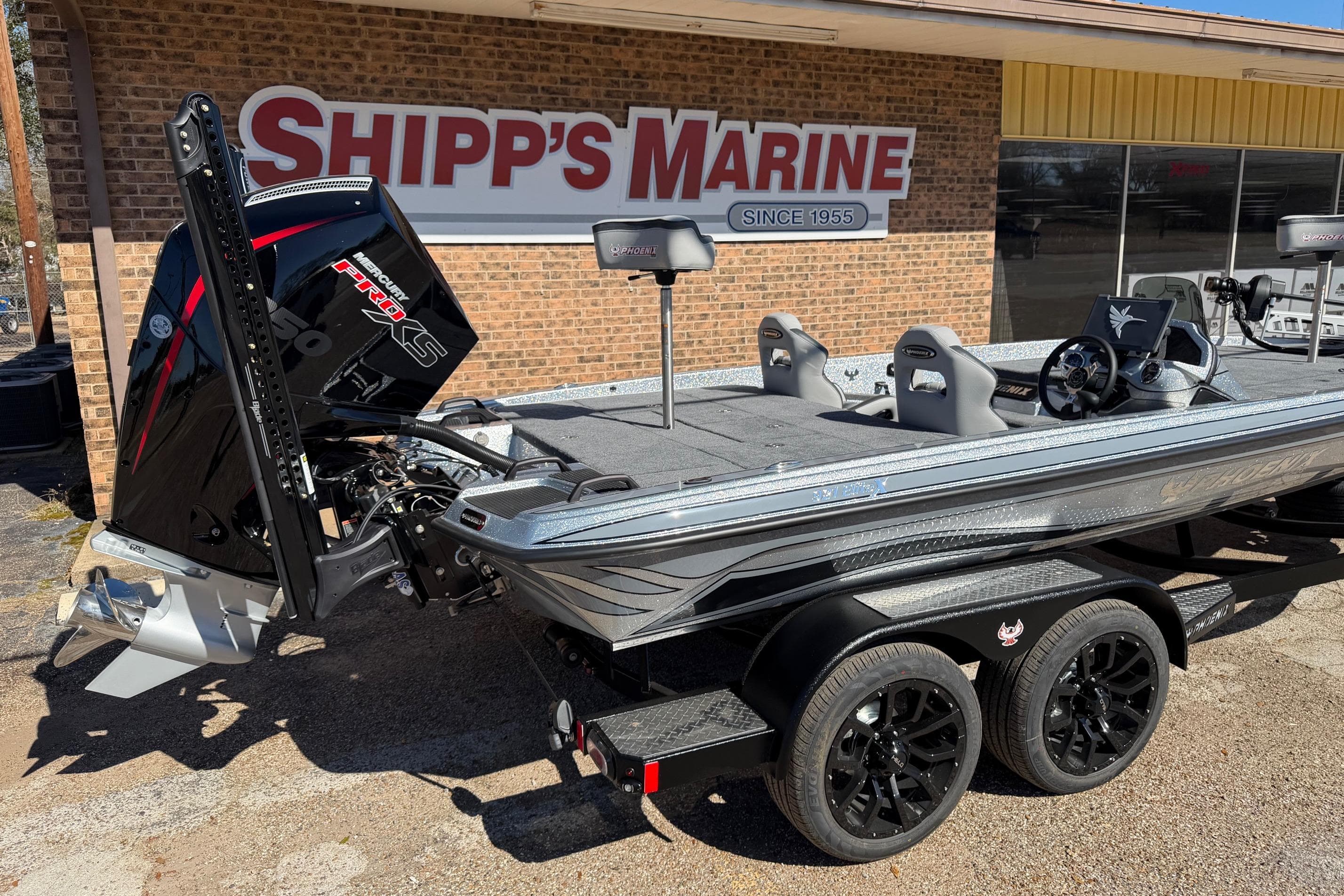 Phoenix 921 Elite X 2026 boat at Shipp's Marine.