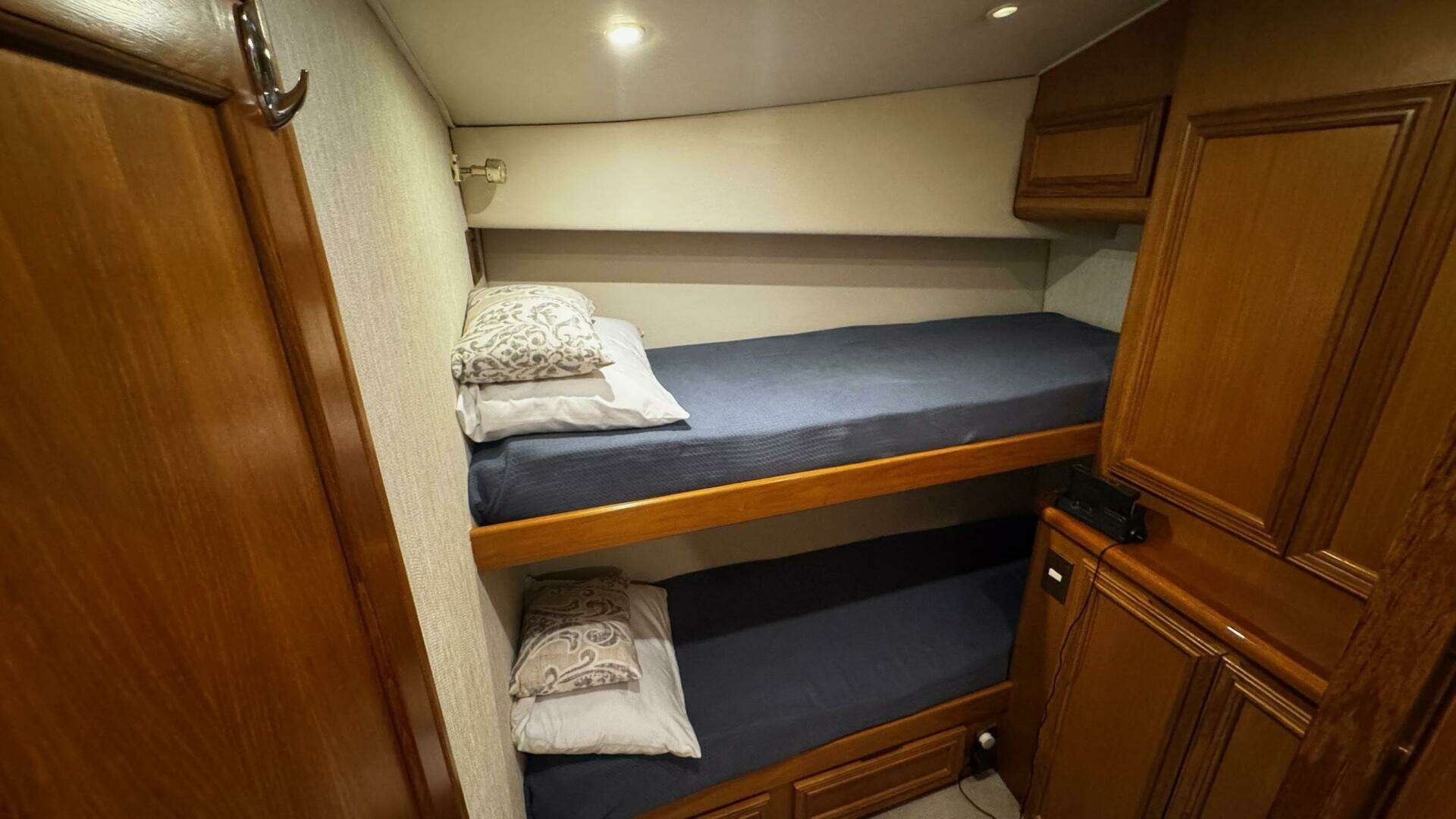 2002 Cavileer 48 Flybridge Sportfisherman - Image 13