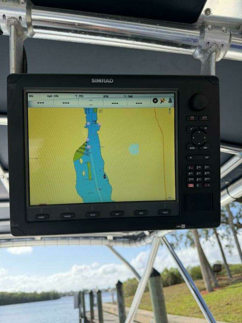 2003 Intrepid 310 - Image 12