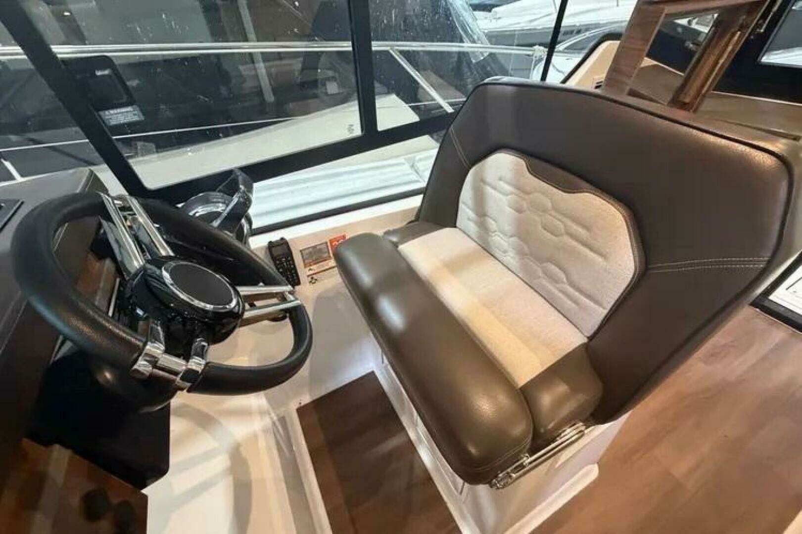 2022 Four Winns 355 Vista Coupe - Image 12