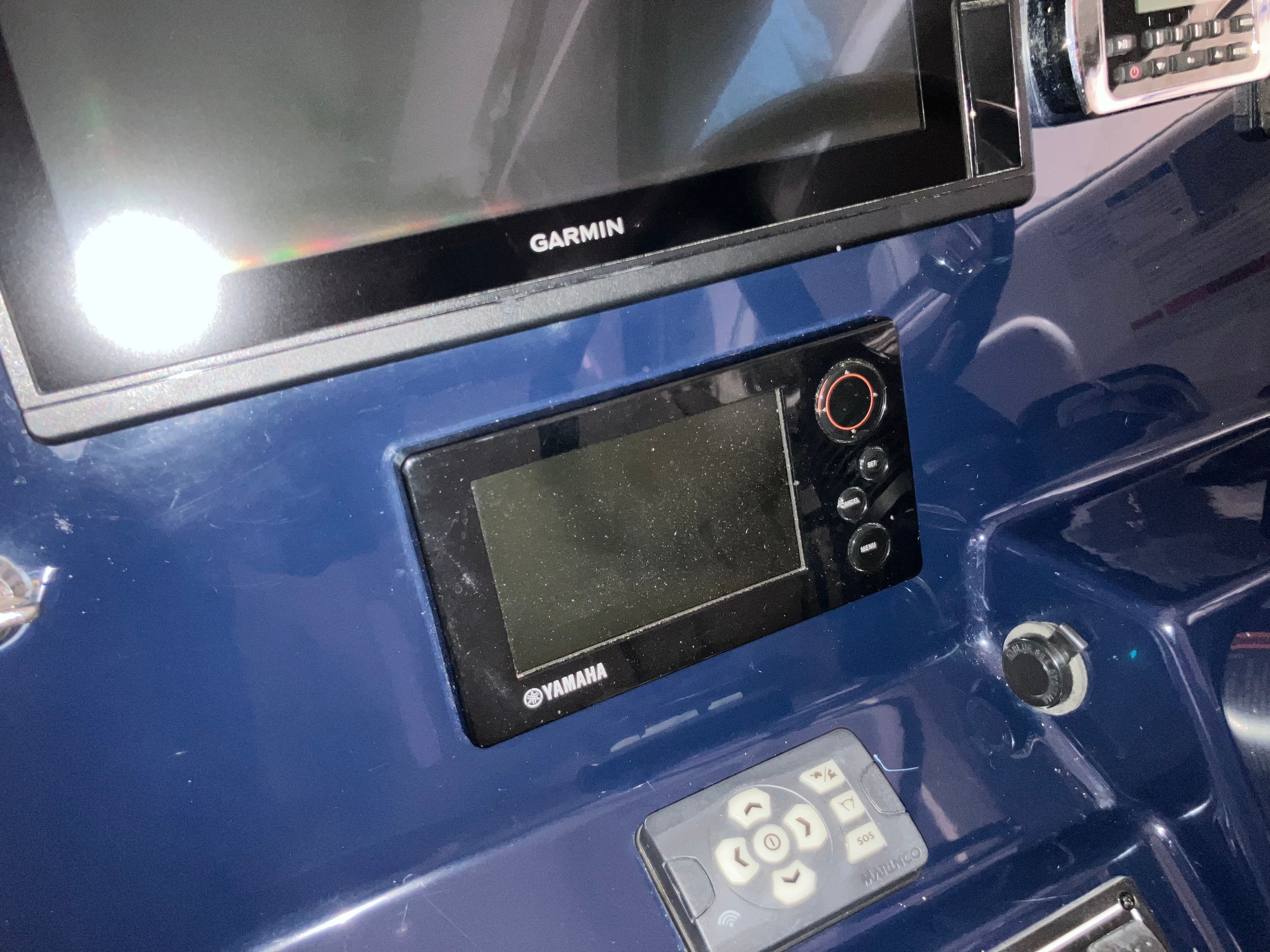 2016 Pursuit DC 325 Dual Console - 25
