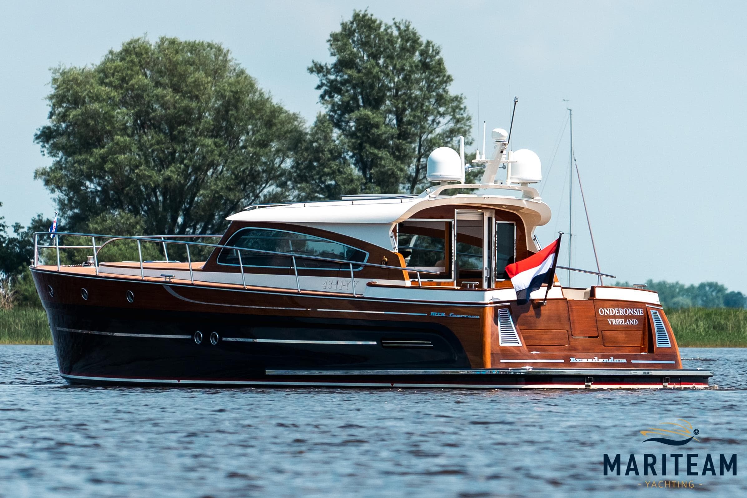 2017 Breedendam MTB fourzero Wheelhouse yacht on calm water, featuring sleek design and Dutch flag.