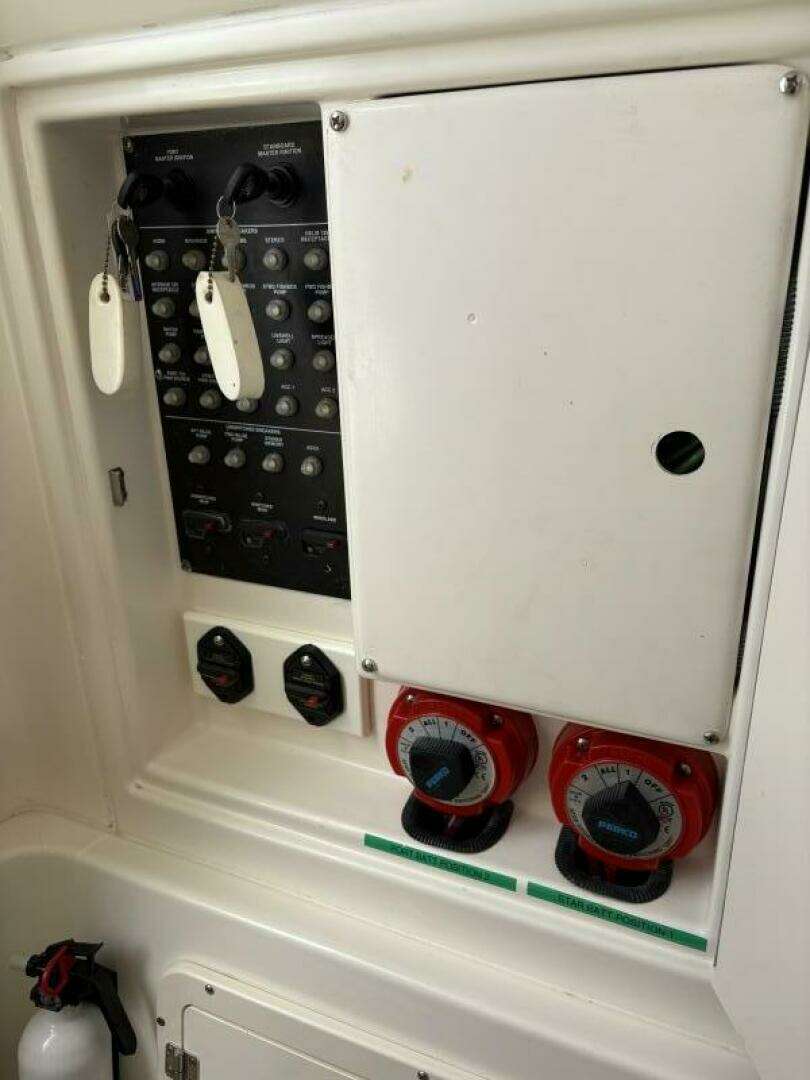 2008 Boston Whaler 320 Outrage - Image 19
