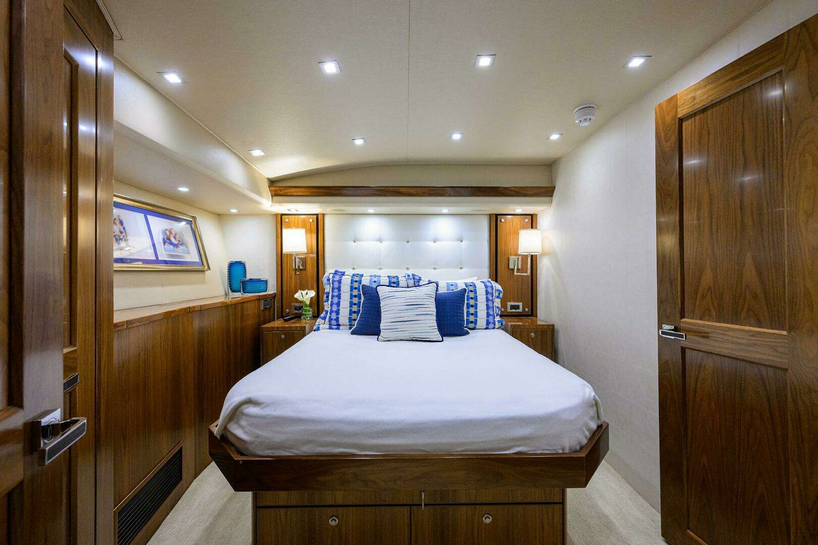 2020 Viking 92 Enclosed Bridge - Image 30