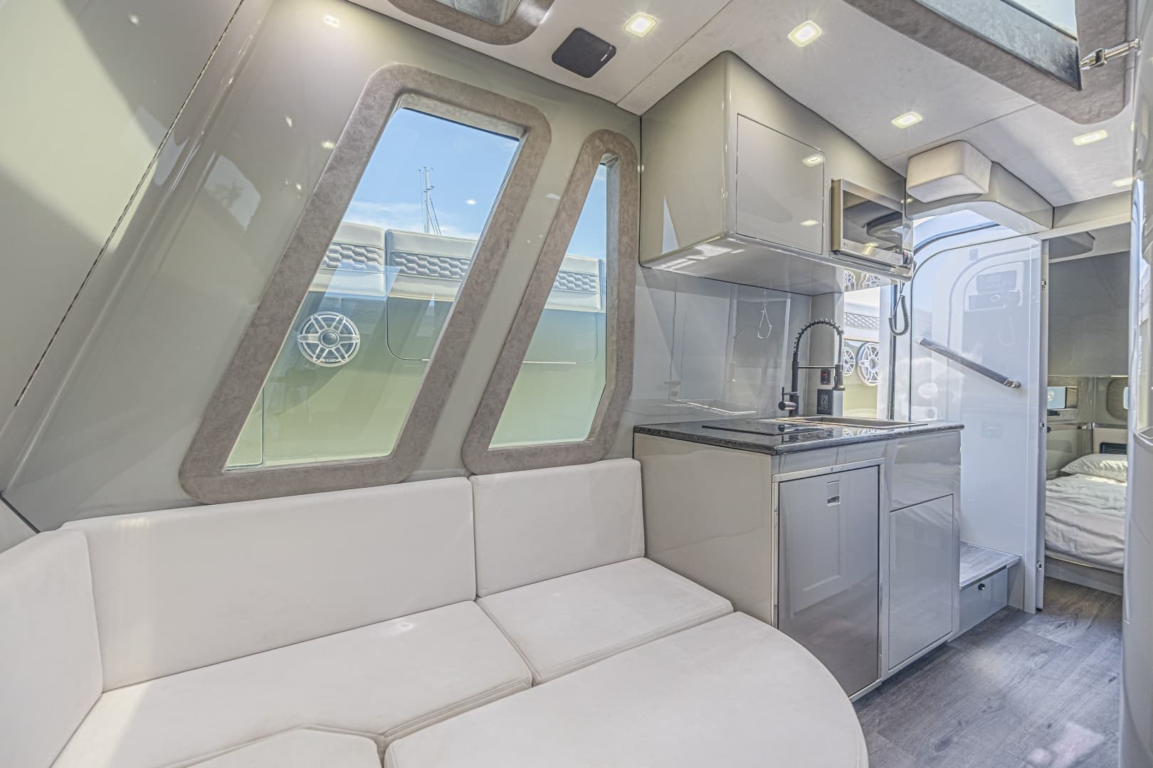 2025 Midnight Express 52 Vitesse - Image 31