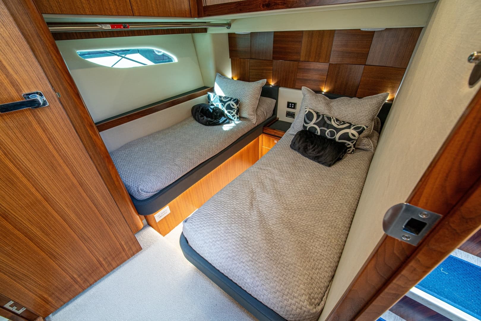 2015 Riviera 6000 Sport Yacht - Image 41