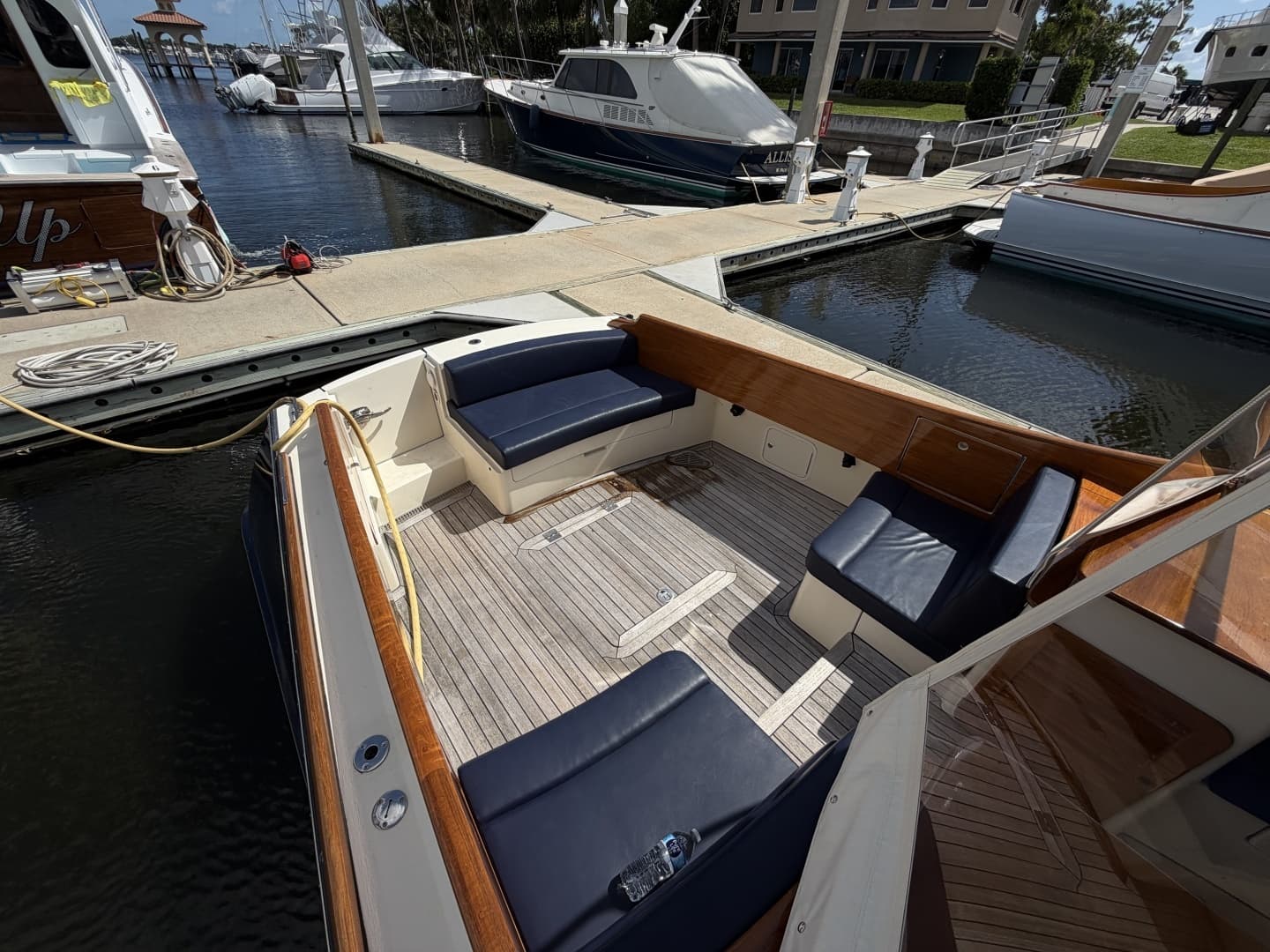 2009 Hinckley Picnic Boat 37 MKIII - Image 7