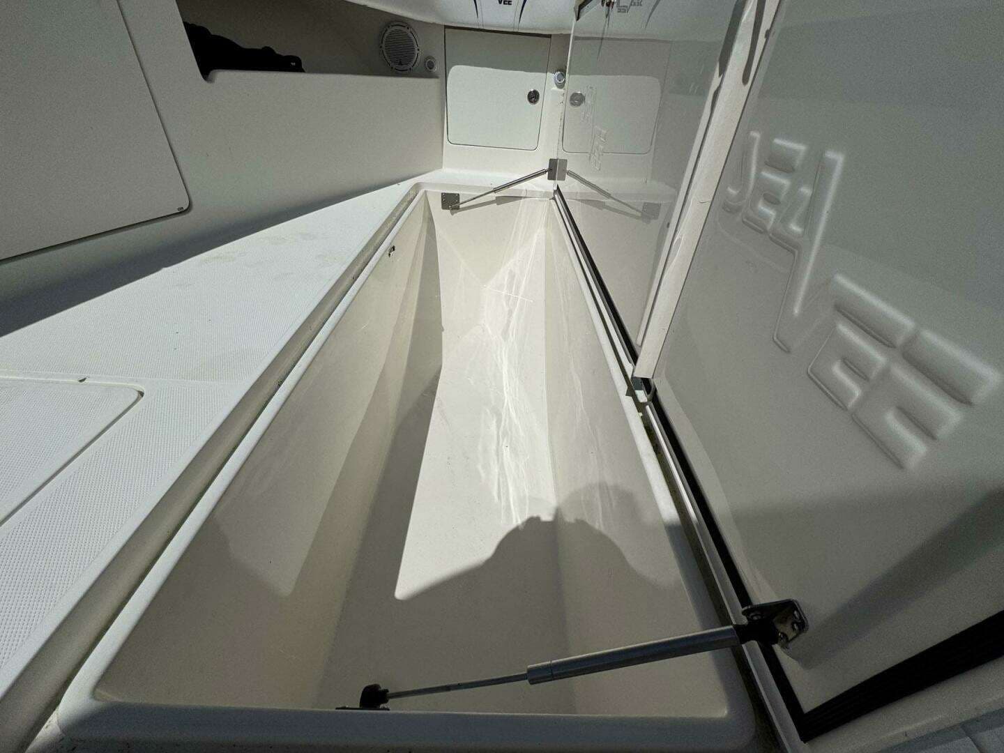 2014 SeaVee 390B Center Console - Image 10