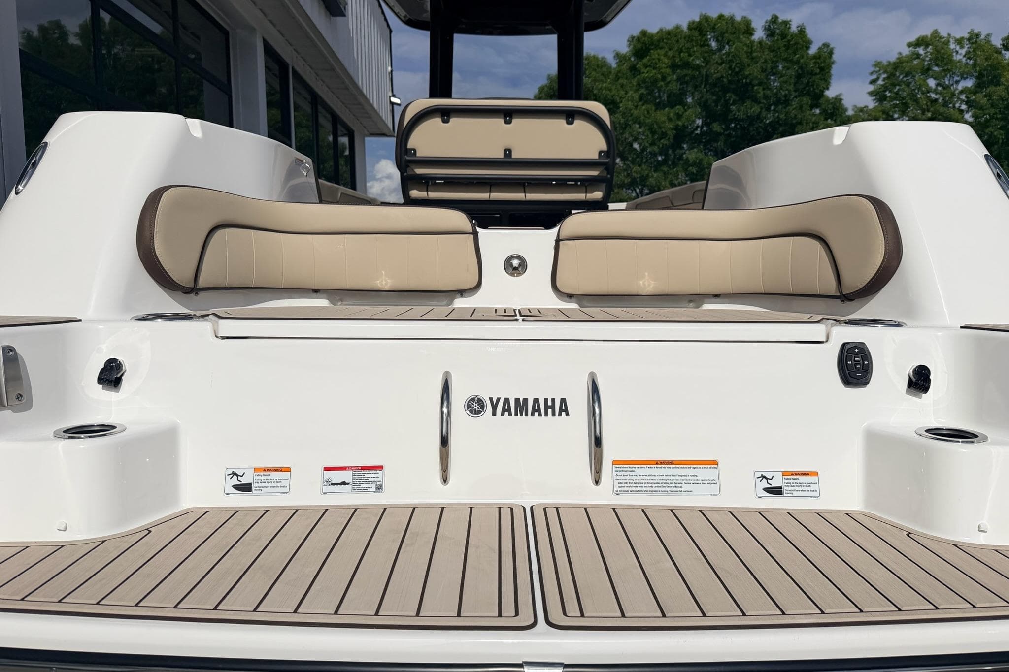 2026 Yamaha Boats 255 FSH Sport H, featuring sleek seating and modern design.