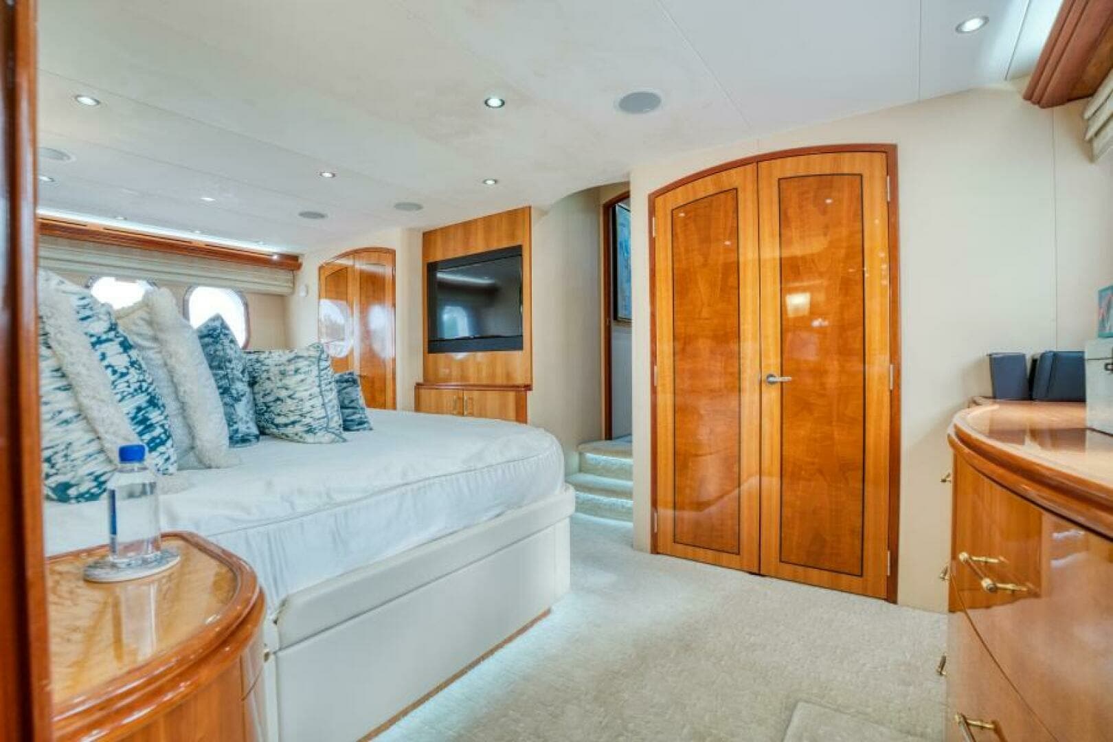 2007 Hatteras 80 Enclosed Bridge - Image 27