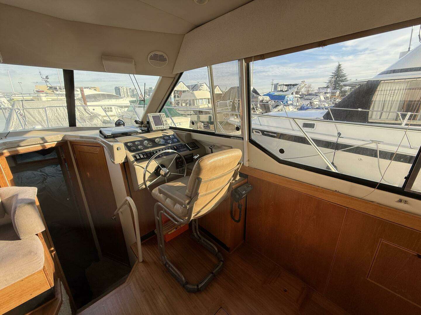 1998 Bayliner 4087 - Image 12