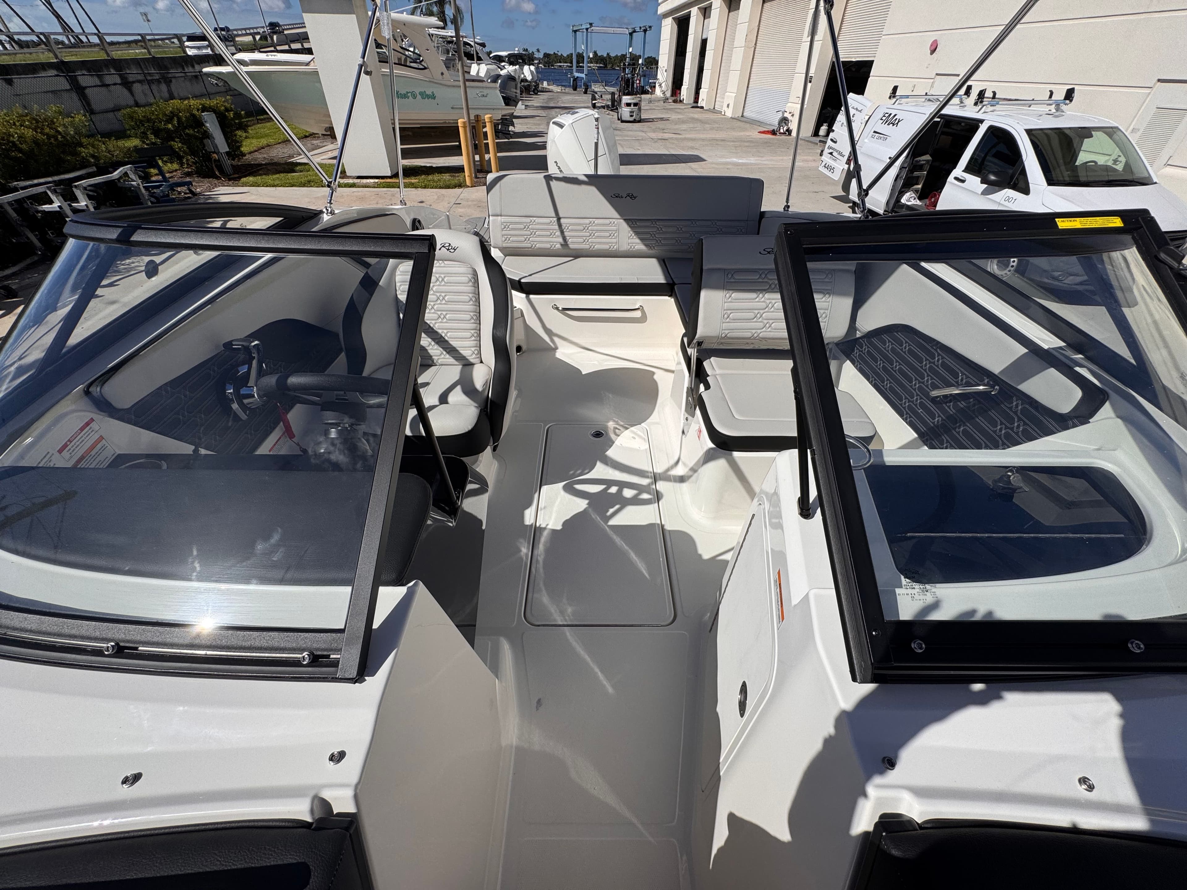2026 Sea Ray SPX 210 Outboard - 15