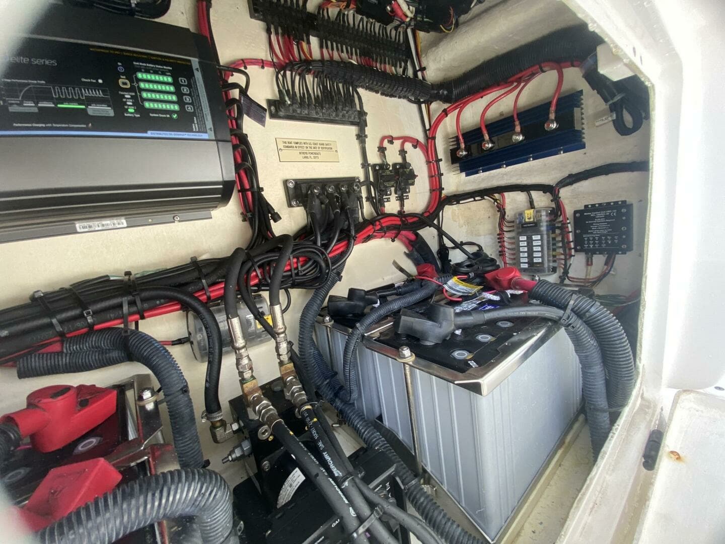 2006 Intrepid 370 - Image 33