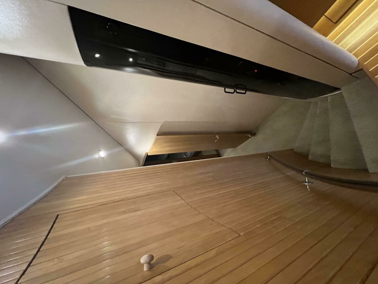 1999 Hatteras 60 Convertible - Image 25