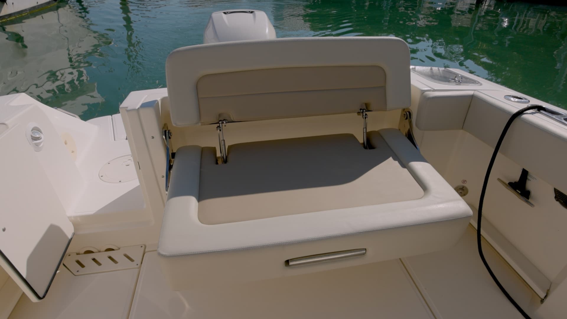 2022 Boston Whaler Vantage - Image 15