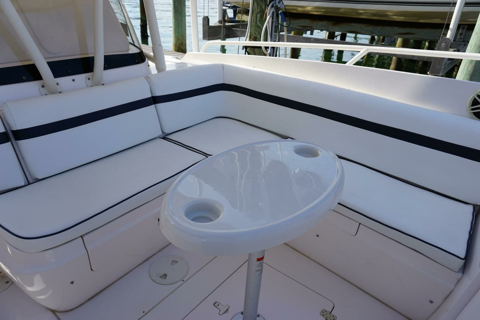 2008 Intrepid 323 - Image 14