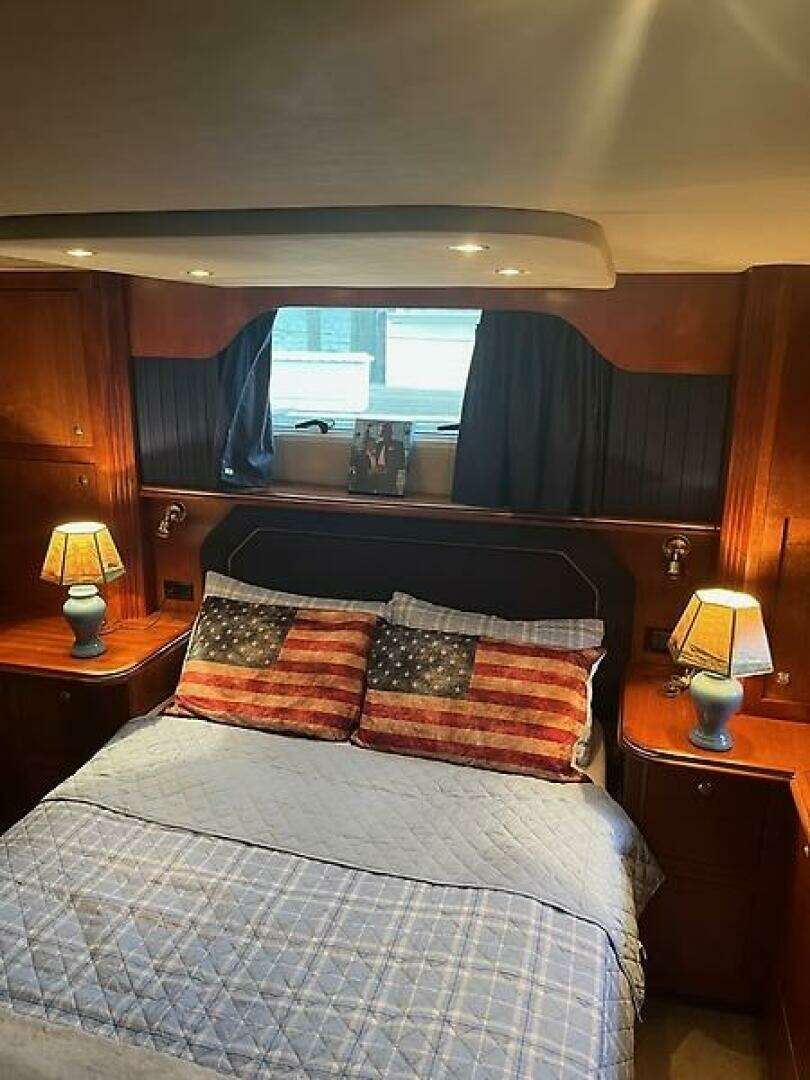 2004 Cruisers Yachts 405 Express Motoryacht - Image 23