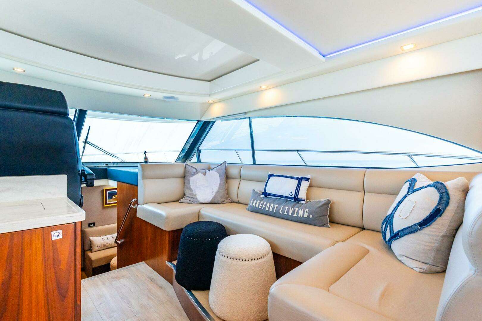 2019 Riviera 4800 Sport Yacht - Image 32