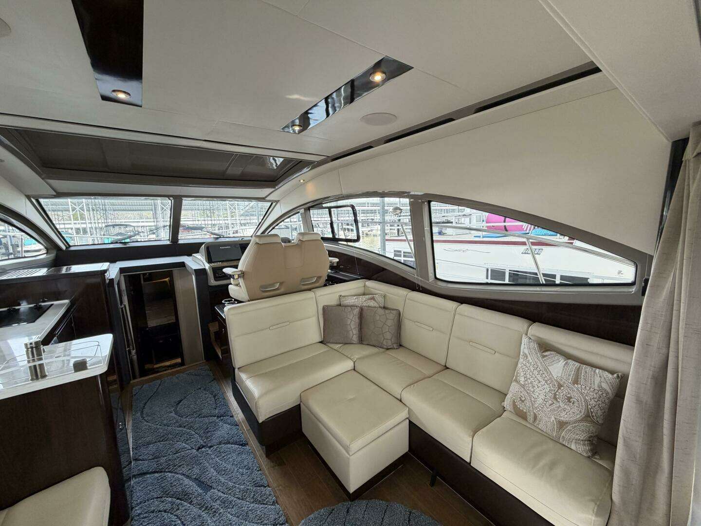 2017 Sea Ray 400 Sundancer - Image 6