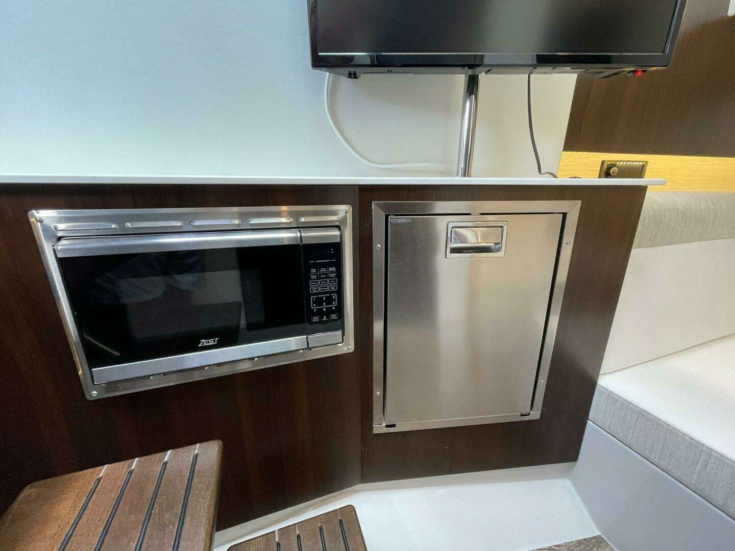 2023 Cruisers Yachts 38 GLS - Image 13