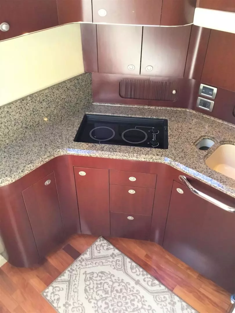 2005 Sea Ray 40 Motor Yacht - Image 18