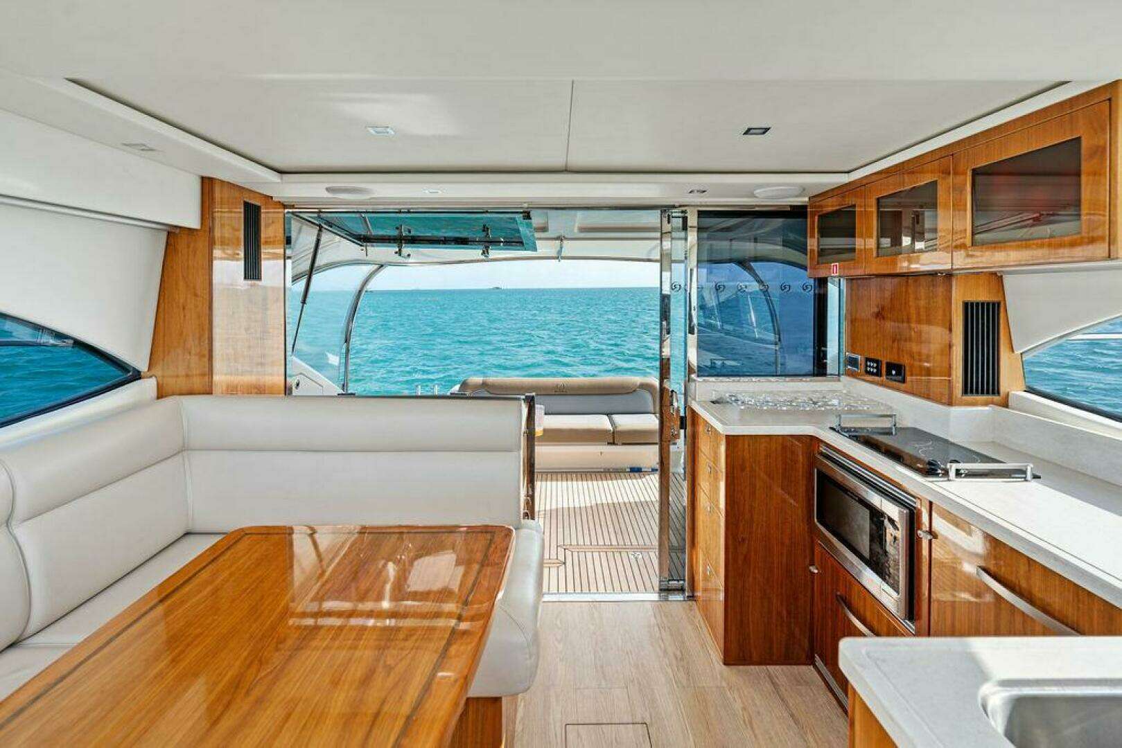 2018 Riviera 4800 Sport Yacht - Image 14