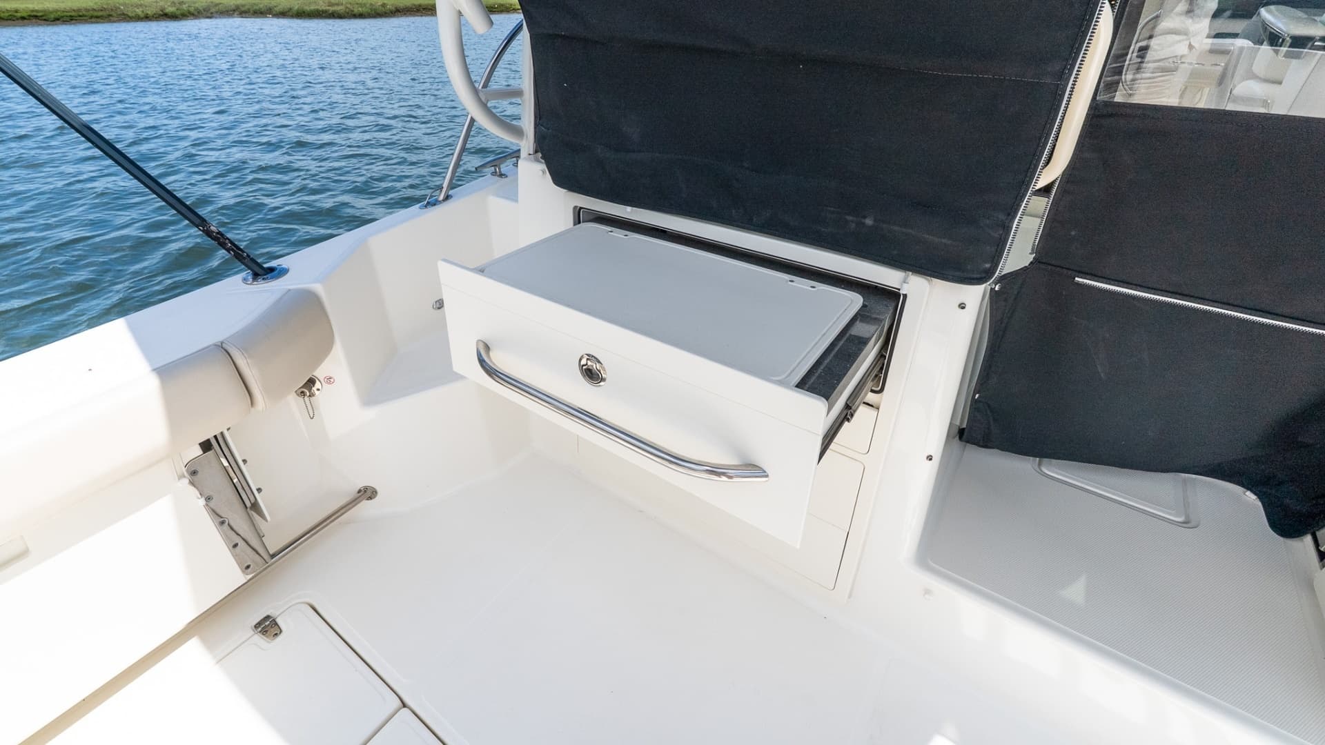 2020 Boston Whaler 325 Conquest - Image 19